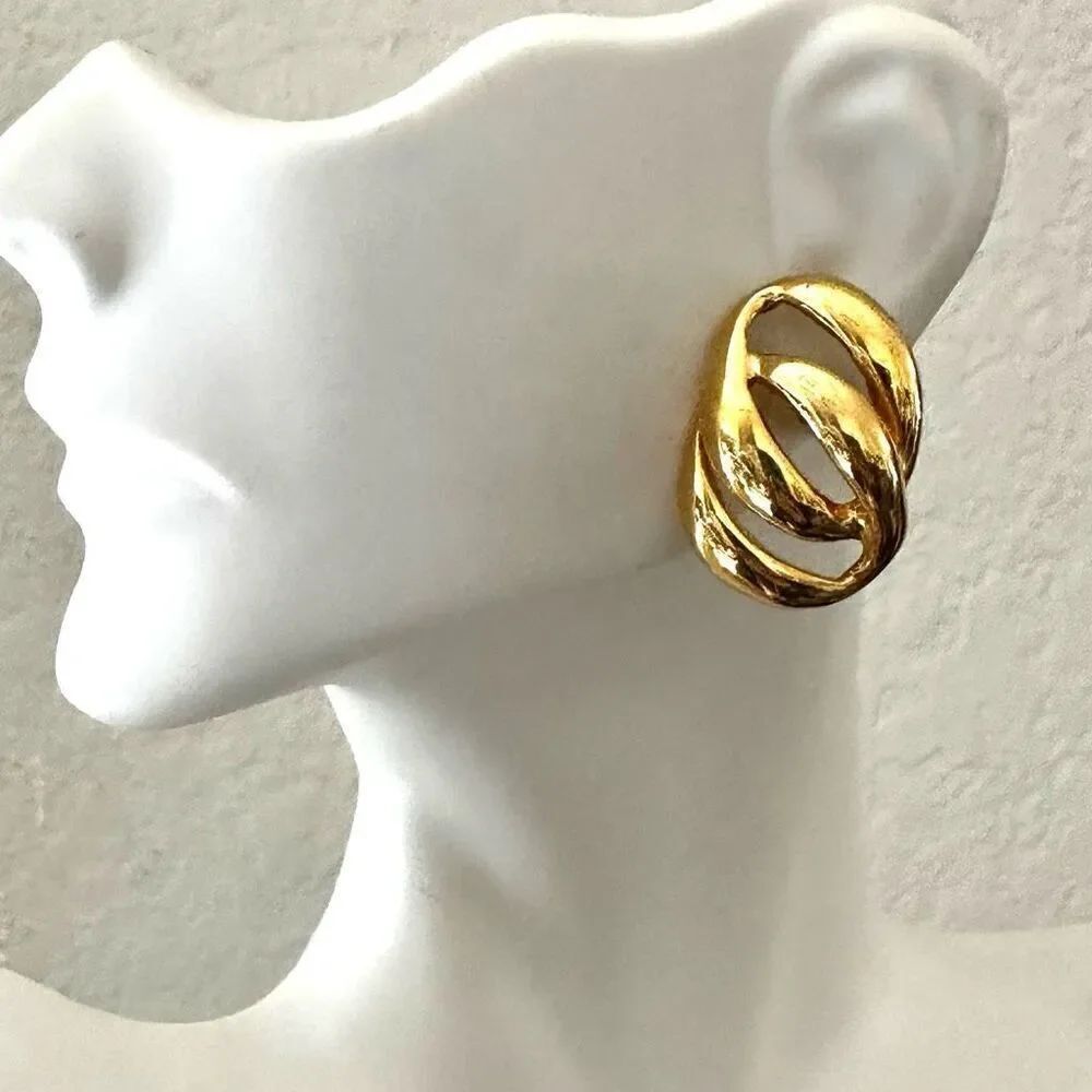 Gold tone circle link earrings